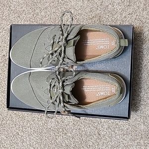 Toms canvas sneaker size 8 in Olive
